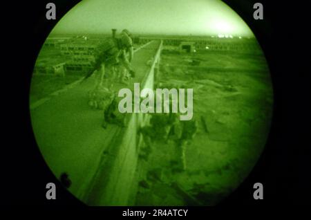 US Navy U.S.A. I soldati dell'esercito assegnati alla Brigade Combat Team (BCT) 155 conducono un raid sul complesso di armi Hateen. Foto Stock