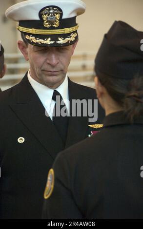 IL comandante della Marina DEGLI STATI UNITI, il Fleet and Industrial Supply Center Yokosuska, Giappone, il capitano Sylvester P. Abramowicz ispeziona un cadetto di addestramento del corpo di addestramento della Junior Reserve della Marina della Scuola superiore di Kinnick (NJROTC). Foto Stock