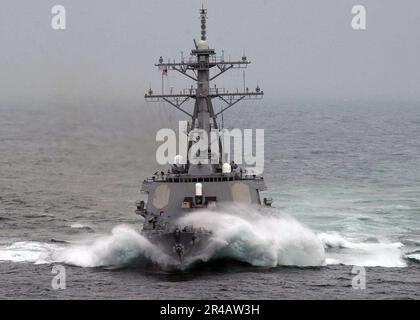 Le onde della Marina STATUNITENSE si schiantano sull'arco del cacciatorpediniere missilistico guidato della classe Arleigh-Burke USS Barry (DDG 52) mentre arava attraverso mari pesanti mentre era in corso nel Mar Mediterraneo. Foto Stock