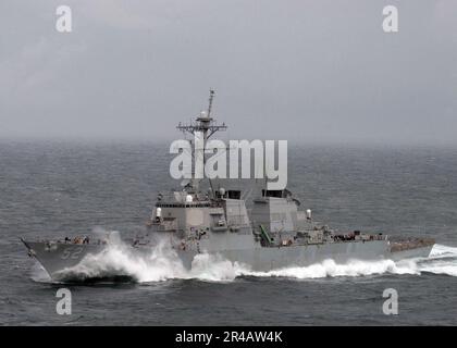 Le onde della Marina STATUNITENSE si schiantano sull'arco del cacciatorpediniere missilistico guidato della classe Arleigh-Burke USS Barry (DDG 52) mentre arava attraverso mari pesanti mentre era in corso nel Mar Mediterraneo. Foto Stock