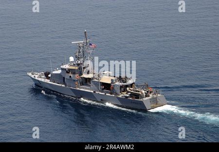 US Navy la pattuglia di classe ciclone nave costiera USS Sirocco (PC 6) velocità nord per fornire supporto in collaborazione con le operazioni di sicurezza marittima nel Golfo Persico settentrionale. Foto Stock