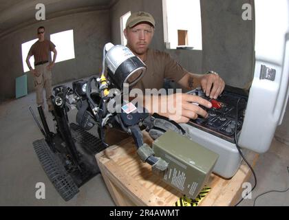 LA CLASSE US Navy Quartermaster 1st garantisce il corretto funzionamento del braccio retrattile dell'unità robot Talon 3B Foto Stock