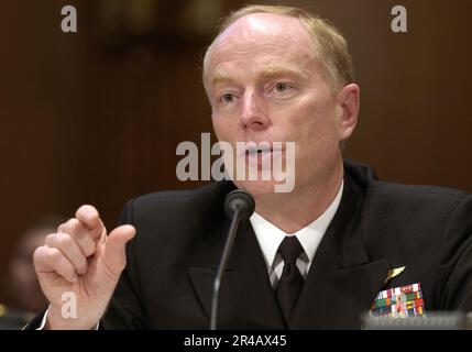 US Navy Navy Reserve Chief and Commander, Navy Reserve Forces, Vice ADM. John G. Cotton, risponde alle domande durante un Senate Appropertations Committee, Defense SubCommittee Hearing on Capitol Hill. Foto Stock