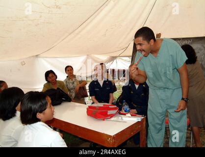 US Navy Dental Technician 3rd Class insegna agli studenti l'uso corretto di uno spazzolino da denti in una scuola sull'isola di Nias. Foto Stock