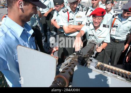 IL MAGAZZINO US Navy 3rd Class Left, assegnato al cacciatorpediniere missilistico guidato USS Stout (DDG 55), dimostra il funzionamento di una mitragliatrice calibro M-2 Browning .50. Foto Stock