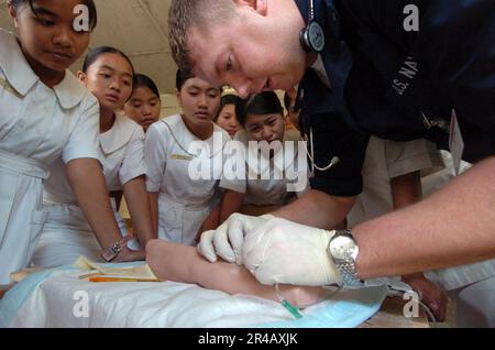 US Navy Hospital Corpsman 3rd Classe dimostra come inserire un IV Foto Stock