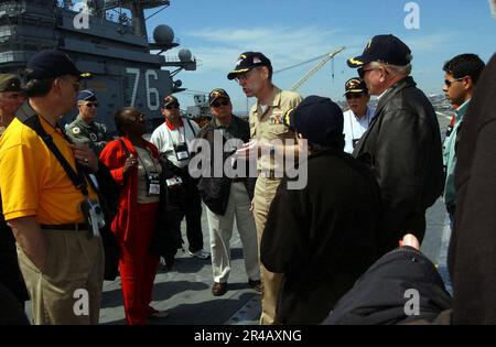 US Navy Commanding Officer, USS Ronald Reagan (CVN 76), Capt Center, accompagna i membri della Joint Civilian Orientation Conference (JCOC) in un tour del ponte di volo della nave. Foto Stock