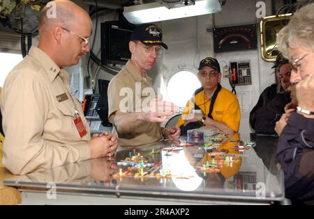 US Navy Commanding Officer, USS Ronald Reagan (CVN 76), Capt. Center, spiega lo scopo del Consiglio di Ouija, ai membri della Joint Civilian Orientation Conference (JCOC). Foto Stock