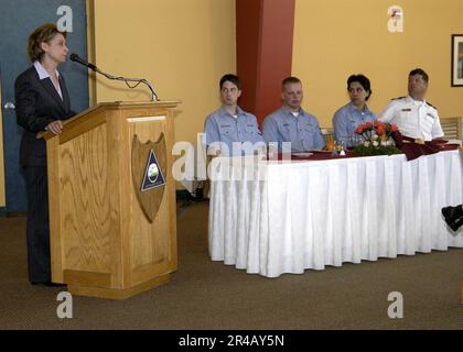 I marinai della Marina DEGLI STATI UNITI assegnati alla base aerea navale Whidbey Island ascoltano il Washington state Gov. Christine Gregoire presso l'Admiral Nimitz Hall Dining Facility durante la sua visita. Foto Stock