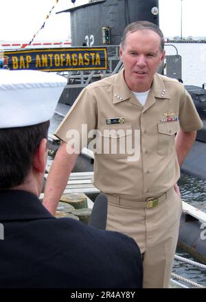 Comandante della Marina STATUNITENSE, seconda flotta-NATO che colpisce la flotta atlantica, Vice ADM. Mark P. Fitzgerald risponde alle domande dei media navali mentre visitano il sottomarino peruviano BAP Antofagasta (SS 32) a bordo della Naval S. Foto Stock