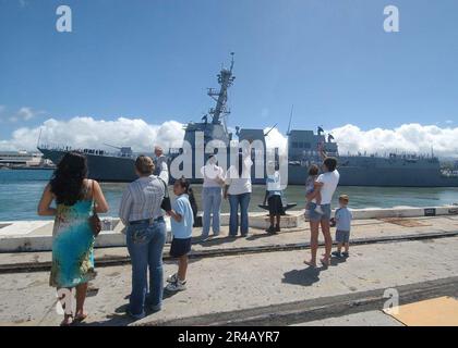 US Navy Family e gli amici dicono addio ai membri dell'equipaggio stazionati a bordo del cacciatorpediniere missilistico guidato USS Chafee (DDG 90). Foto Stock