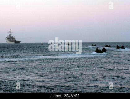 I marine STATUNITENSI assegnati all'unità di spedizione marina (MEU) del 13th tornano al molo di trasporto anfibio USS Cleveland (LPD 7). Foto Stock