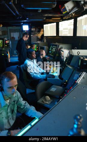 US Navy Air Traffic Controller 2nd Class standing, treni Air Traffic Controller Airmen Vector su aerei Scopes. Foto Stock