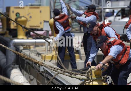 I gestori DELLA US Navy Line assegnati alla nave d'assalto anfibio USS Peleliu (LHA 5) assicurano al molo la nave di sbarco anfibio USS Duluth (LPD 6). Foto Stock