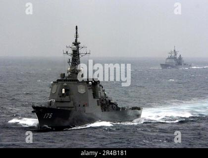 US Navy la nave giapponese di autodifesa marittima (JDS) JDS Myoko (DDG 175), in primo piano, naviga in formazione insieme all'incrociatore missilistico guidato USS Shiloh (CG 67). Foto Stock