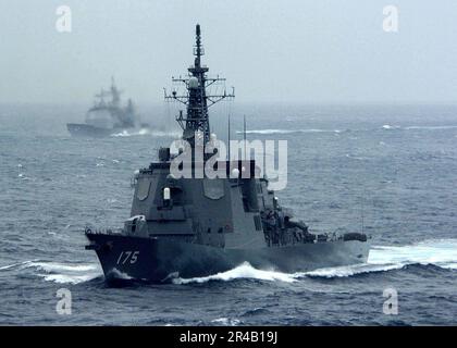 US Navy la nave giapponese di autodifesa marittima (JDS) JDS Myoko (DDG 175), in primo piano, naviga in formazione insieme con l'incrociatore missilistico guidato USS Shiloh (CG 67). Foto Stock