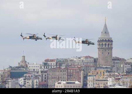 ISTANBUL, TURCHIA - 23 APRILE 2023: Elicotteri TURCHI TAI T-129A ATAK che volano sulla città di Istanbul Foto Stock