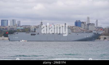 ISTANBUL, TURKIYE - 23 APRILE 2023: Nave TCG Anadolu che passa dal Bosforo Foto Stock