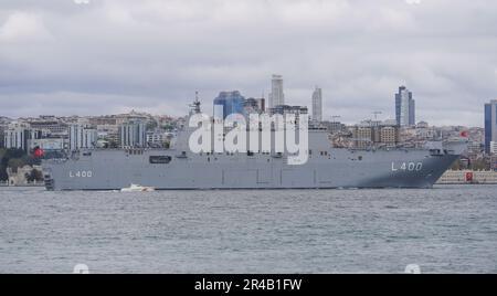 ISTANBUL, TURKIYE - 23 APRILE 2023: Nave TCG Anadolu che passa dal Bosforo Foto Stock