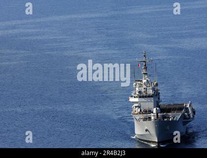 US Navy la nave italiana di comando di esercizio LA SUA San giusto naviga durante l'esercizio sottomarino di fuga e salvataggio Sorbet Royal 2005 dell'Organizzazione del Trattato del Nord Atlantico (NATO). Foto Stock