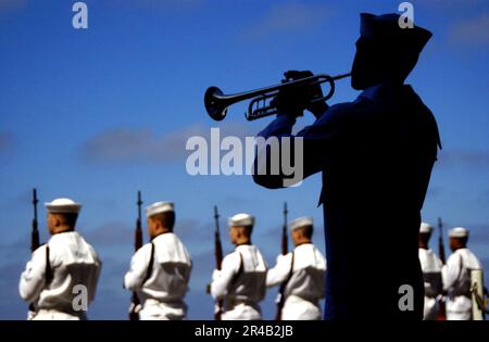 I membri della Marina AMERICANA della guardia d'onore cerimoniale presentano le armi mentre i tap vengono giocati durante una cerimonia di sepoltura in mare a bordo della portaerei di classe Nimitz USS Ronald Reagan (CVN 76). Foto Stock