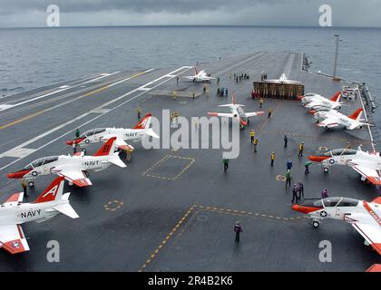 US Navy Un T-45A Goshawk addestratore aereo assegnato a addestramento Air Wings uno e due coprire il ponte di volo a bordo della Nimitz-classe portaerei USS Harry S. Truman (CVN 75). Foto Stock