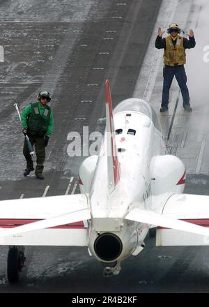 US Navy Un velivolo addestratore T-45A Goshawk assegnato all'addestramento Air Wing One è guidato verso una catapulta di prua a vapore prima del lancio dal ponte di volo. Foto Stock