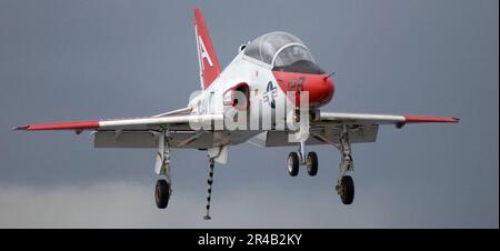 US Navy Un velivolo addestratore T-45A Goshawk assegnato a addestramento Air Wing uno si avvicina al ponte di volo a bordo della portaerei di classe Nimitz USS Harry S. Truman (CVN 75). Foto Stock