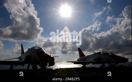 US Navy due velivoli addestratori T-45A Goshawk assegnati a addestramento Air Wing uno (TW-1) è fissato al ponte di volo. Foto Stock