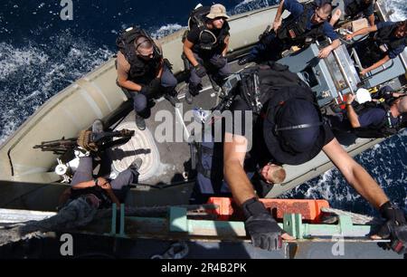 I marinai della US Navy hanno assegnato la squadra di imbarco a bordo dell'incrociatore missilistico guidato USS Antietam (CG 54), abbassandosi alla barca gonfiabile rigida Hull a dritta. Foto Stock