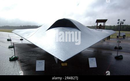 US Navy Una scala completa Joint Unmanned Combat Air Systems (J-UCAS) X-45C in mostra al Naval Unmanned Aerial Vehicle Air Demo 2005. Foto Stock