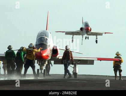 US Navy Un velivolo allenatore T-45A Goshawk, assegnato alla Training Air Wing Two (TW-2), si prepara ad atterrare a bordo della portaerei di classe Nimitz USS Harry S. Truman (CVN 75). Foto Stock