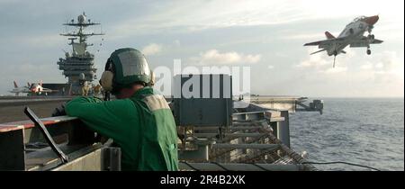 US Navy Bow Safety Observer guarda come un T-45A Goshawk allenatore aereo assegnato a formazione Air Wing due (TW-2) si prepara a lanciare da prua. Foto Stock