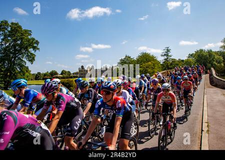 Zafferano Walden, Regno Unito 27 maggio 2023 la gara passa Audley End House. Le donne cicliste d'élite partecipano alla fase 1 del Ride London Classique 2023. L'abete Foto Stock