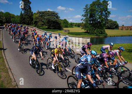 Zafferano Walden, Regno Unito 27 maggio 2023 la gara passa Audley End House. Le donne cicliste d'élite partecipano alla fase 1 del Ride London Classique 2023. L'abete Foto Stock