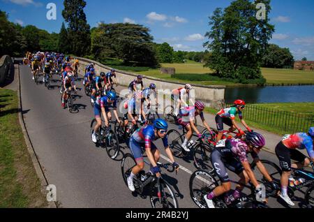 Zafferano Walden, Regno Unito 27 maggio 2023 la gara passa Audley End House. Le donne cicliste d'élite partecipano alla fase 1 del Ride London Classique 2023. L'abete Foto Stock