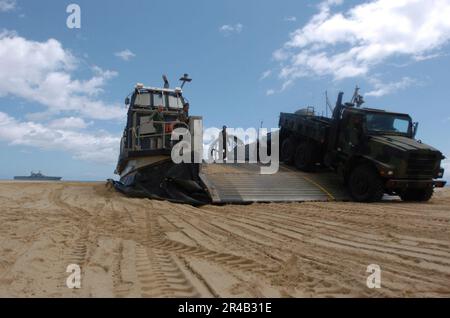 I marinai della Marina MILITARE DEGLI STATI UNITI assegnati all'unità cinque dell'assalto (ACU-5) osservano come un camion, riempito di acqua distillata, guida fuori dal loro Landing Craft, cuscino ad aria (LCAC). Foto Stock