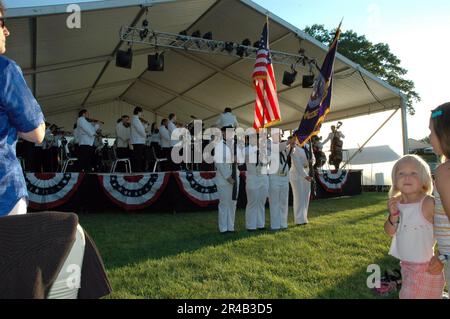 I marinai della Marina STATUNITENSE assegnati alla nave d'assalto anfibia USS Iwo Jima (LHD 7) fungono da guardia di colore cerimoniale per una sinfonia in un parco all'aperto. Foto Stock