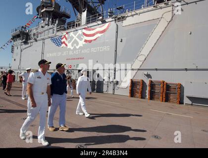 US Navy USS Iwo Jima (LHD 7) comandante ufficiale, Capt. Accompagna l'ex presidente George Bush Sr. In un tour del ponte di volo a bordo di Iwo Jima. Foto Stock