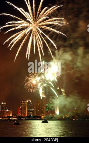 I fuochi d'artificio della Marina DEGLI STATI UNITI illuminano lo skyline di San Diego durante una celebrazione del 4th luglio. Foto Stock