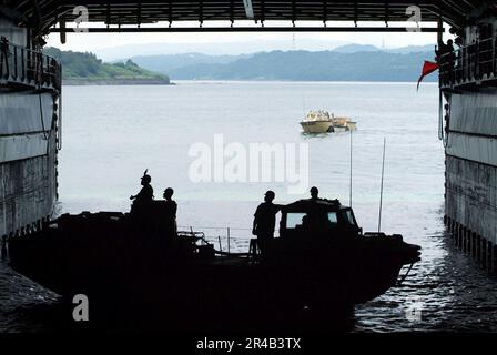 US Navy Un paio di veicoli leggeri di rifornimento di carico anfibio (LARC) da 5 tonnellate, presidiati da membri della Beachmaster Unit One, negoziano il ponte dei pozzi di USS Harpers Ferry (LSD 49). Foto Stock