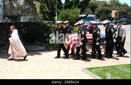 US Navy Senior Chief Petty Officer (SEAL), è portato in un servizio funerario a St. Charles Borromeo Chiesa cattolica, San Diego. Foto Stock