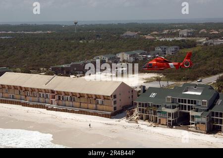 US NAVY A U.S. Coast Guard HH-65 Delfino elicottero, assegnato alla Air Station New Orleans, conduce una valutazione dei danni causati dall'uragano Dennis. Foto Stock