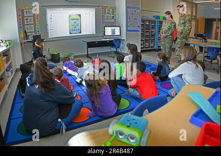 Il col. Taona Enriquez, comandante dell'installazione, e il maestro capo Sgt. Alan stanco, capo del comando dell'installazione, guarda come gli studenti della scuola elementare Hanscom usano un programma di codifica informatica in classe presso la base dell'aeronautica militare di Hanscom, Mass., Jan 27. Enriquez e stanco si sono incontrati con il personale e gli studenti per saperne di più sulla scuola. Foto Stock