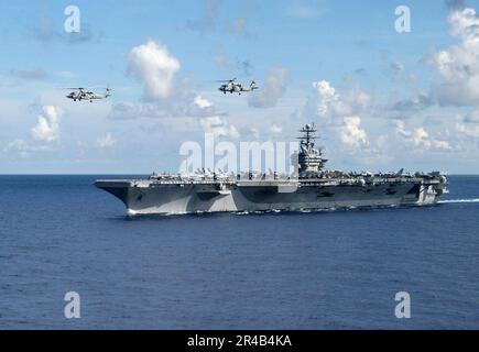 US Navy due elicotteri Seahawk HH-60H conducono operazioni vicino alla portaerei di classe Nimitz USS Theodore Roosevelt (CVN 71) mentre si è in corso nell'Oceano Atlantico. Foto Stock