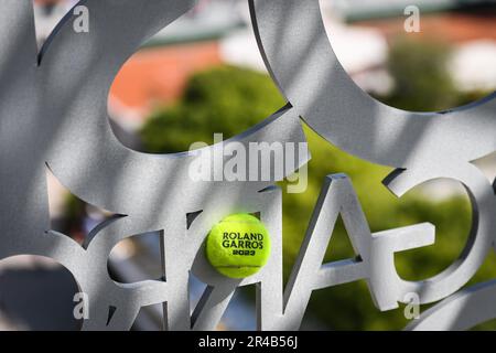 Illustrazione della palla ufficiale durante Roland-Garros 2023, torneo di tennis Grand Slam, Anteprime il 24 maggio 2023 allo stadio Roland-Garros a Parigi, Francia - Foto Matthieu Mirville / DPPI Foto Stock