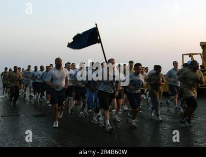 I selectees del capo della marina STATUNITENSE (CPO) corrono in formazione con la Mess del capo Petty Officer sul ponte di volo a bordo della nave d'assalto anfibia USS Kearsarge (LHD 3). Foto Stock