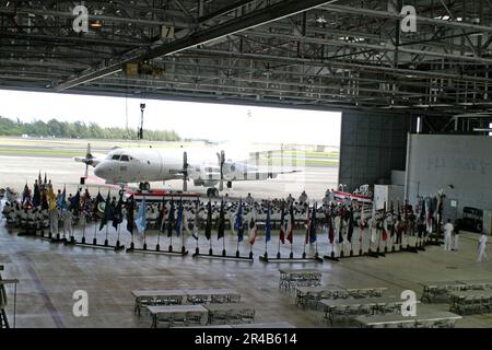 Robert J. Adrion, Capitano della Marina DEGLI STATI UNITI, ha sollevato il Capitano William F. Moran come Comandante, Patrol e Reconnaissance Wing Two (CPRW-2) durante una cerimonia in Hangar One Zero Five. Foto Stock