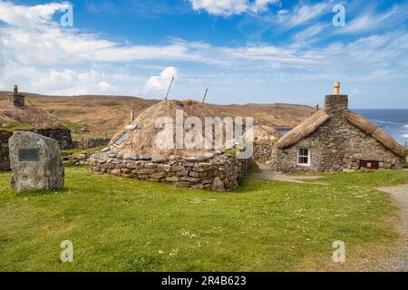 Gearrannan Black House Village, cottage con tetto in paglia restaurati. Carloway, Lewis Outer Hebrides, Scozia, Regno Unito Foto Stock