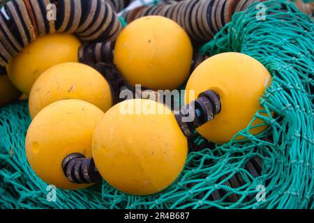 Reti da pesca e boe nel porto di Guilvinec, Dipartimento Finisterre, Bretagna, Francia Foto Stock